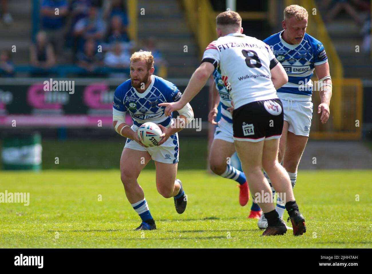 Halifax, Royaume-Uni. 17th juillet 2022. *** Lors du match de championnat de Betfred entre le capitaine de Halifax RLHalifax Brandon Moore court au FC de défense Workington et à Workington Town au stade Shay, à Halifax, au Royaume-Uni, le 17 juillet 2022. Photo de Simon Hall. Utilisation éditoriale uniquement, licence requise pour une utilisation commerciale. Aucune utilisation dans les Paris, les jeux ou les publications d'un seul club/ligue/joueur. Crédit : UK Sports pics Ltd/Alay Live News Banque D'Images