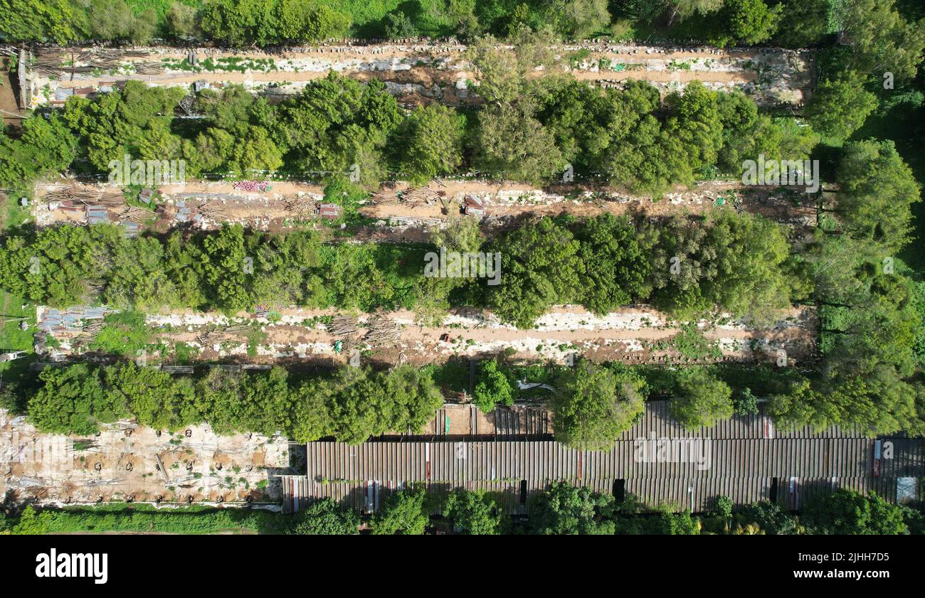 Ruine détruite du bâtiment industriel au-dessus de la vue de dessus de drone Banque D'Images