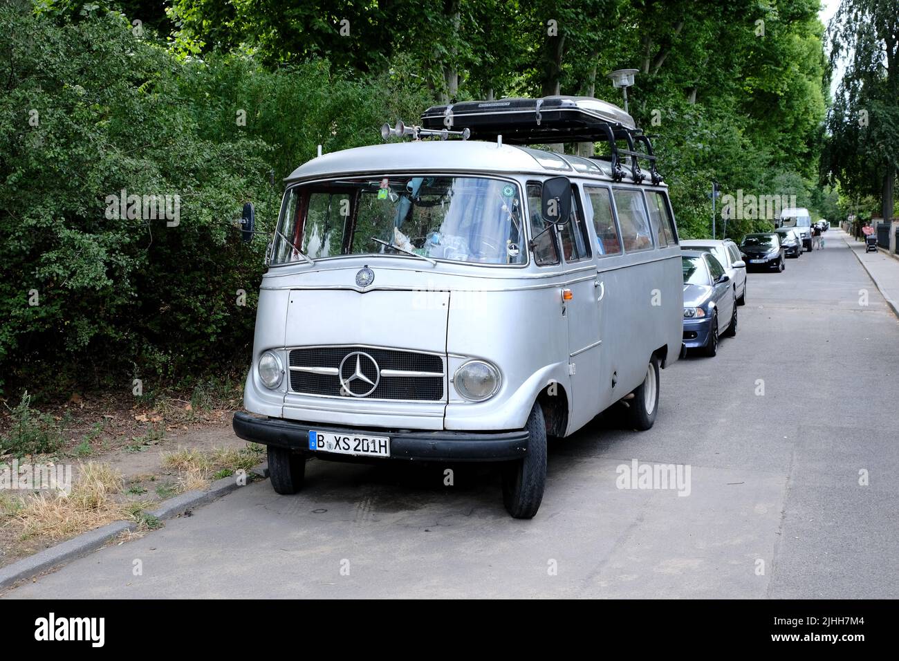 Berlin, Allemagne, 6 juillet 2022, vieille Mercedes minibus O 319 en argent métallisé Banque D'Images