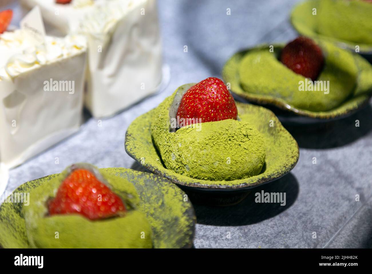 Ichigo Daifuku - Wagashi traditionnel japonais sucré saupoudré avec du thé vert matcha au café Katsute 100, Brick Lane, Londres, Royaume-Uni Banque D'Images