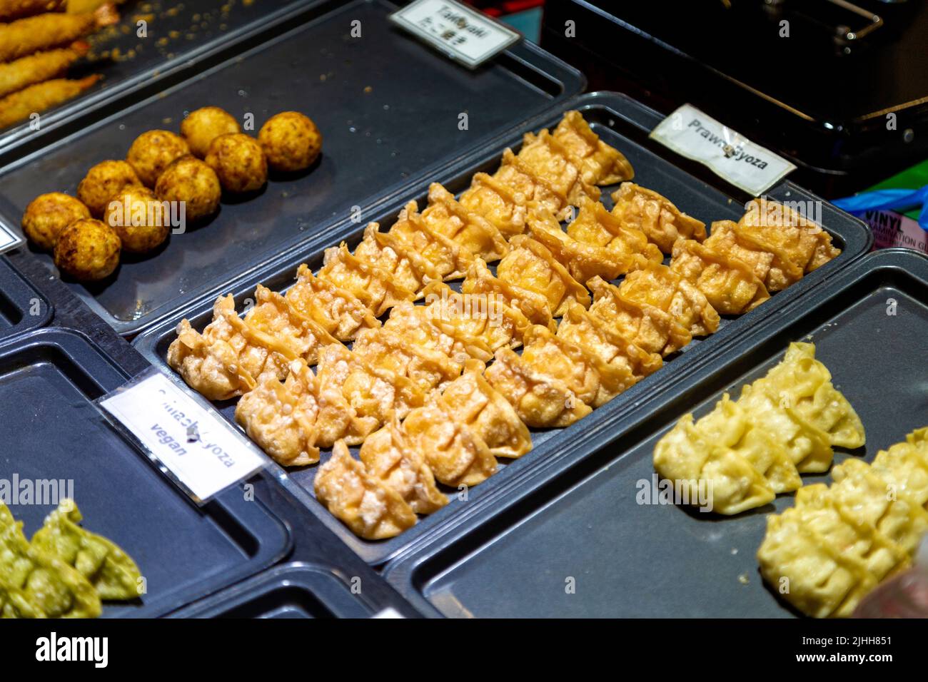 Crevettes gyoza au restaurant japonais Katsu cuisine, marché haut de gamme Brick Lane, Londres, Royaume-Uni Banque D'Images