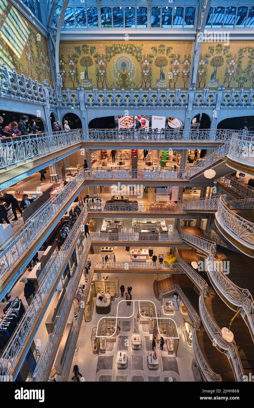 Paris, France - Mai 2022 : magnifique intérieur de style Art nouveau de la Samaritaine, grand magasin à Paris, France. Banque D'Images