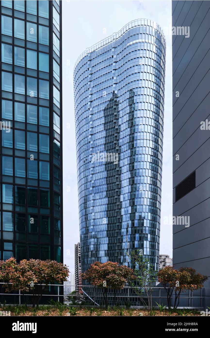 Paris, France - 1 mai 2022: Tour Tour Alto dans le quartier d'affaires de la Défense conçu par IF Architectes Banque D'Images