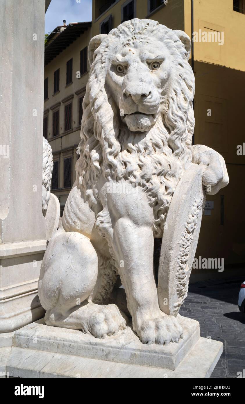 Pierre Marzocco Lion tenant le bouclier à la base de la Staue Dante à Santa Croce à Florence en Italie Banque D'Images