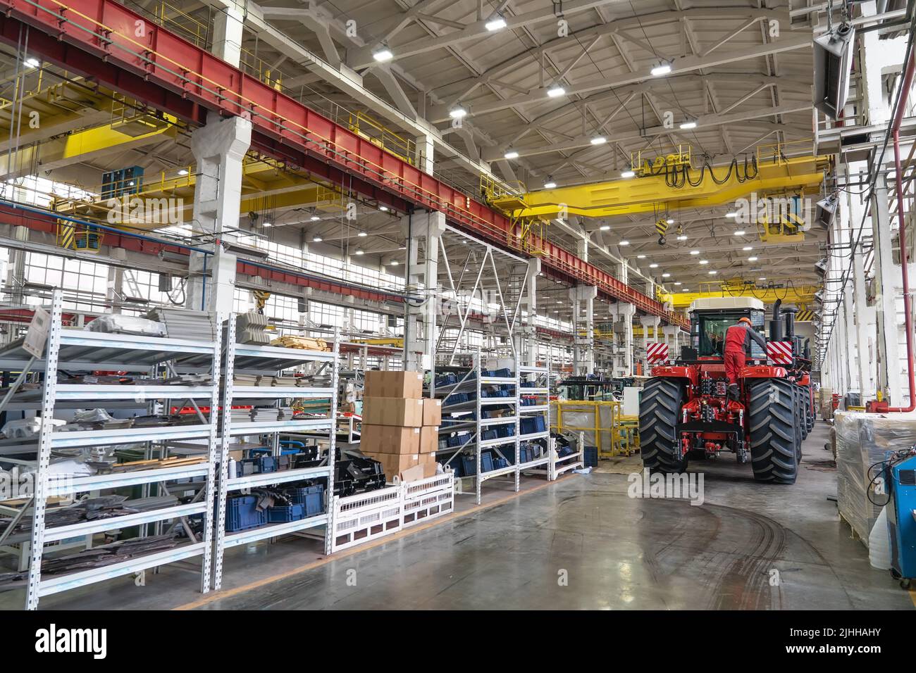 Grand intérieur de bâtiment d'usine. Ligne de production de nouvelles machines agricoles modernes. Banque D'Images