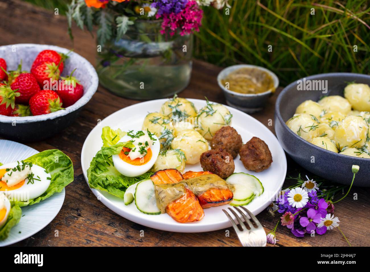 Repas scandinave mi-été avec salade de pommes de terre, saumon et œufs Banque D'Images