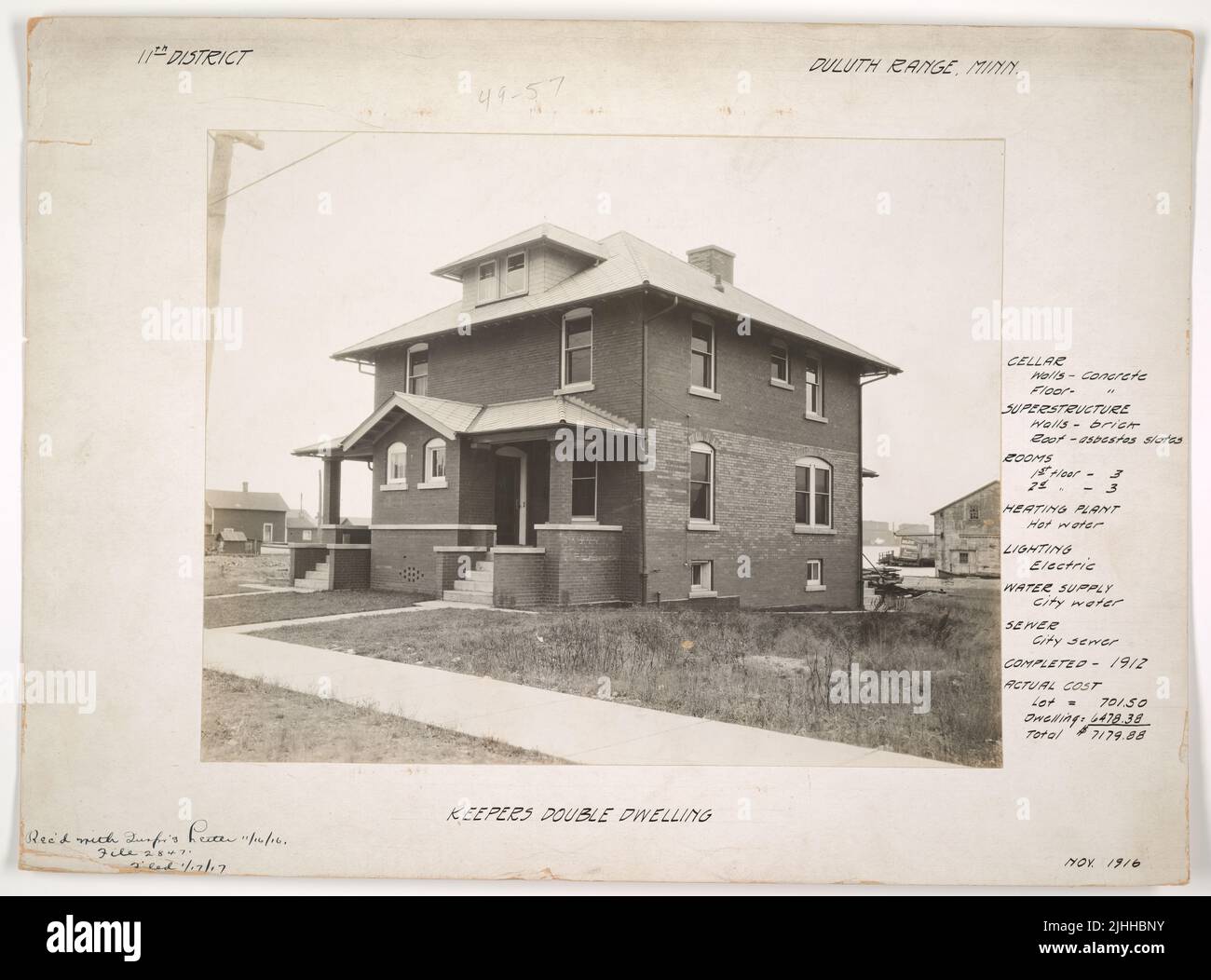 Mn - Plage de Duluth. Duluth Range, Minnesota. Double logement du gardien. CAVE: Murs - béton. Planchers - béton. SUPERSTRUCTURE: Murs - brique. Toit - plaques d'amiante. CHAMBRES: 1st étages - 3. 2nd étages - 3. INSTALLATION DE CHAUFFAGE: Eau chaude. ÉCLAIRAGE: Électrique. ALIMENTATION EN EAU : eau de la ville. ÉGOUTS : égout urbain. TERMINÉ : 1912. COÛT RÉEL: Lot - 701,50 $. Logement - 6478,38 $. Total - 7179,88 $. Banque D'Images