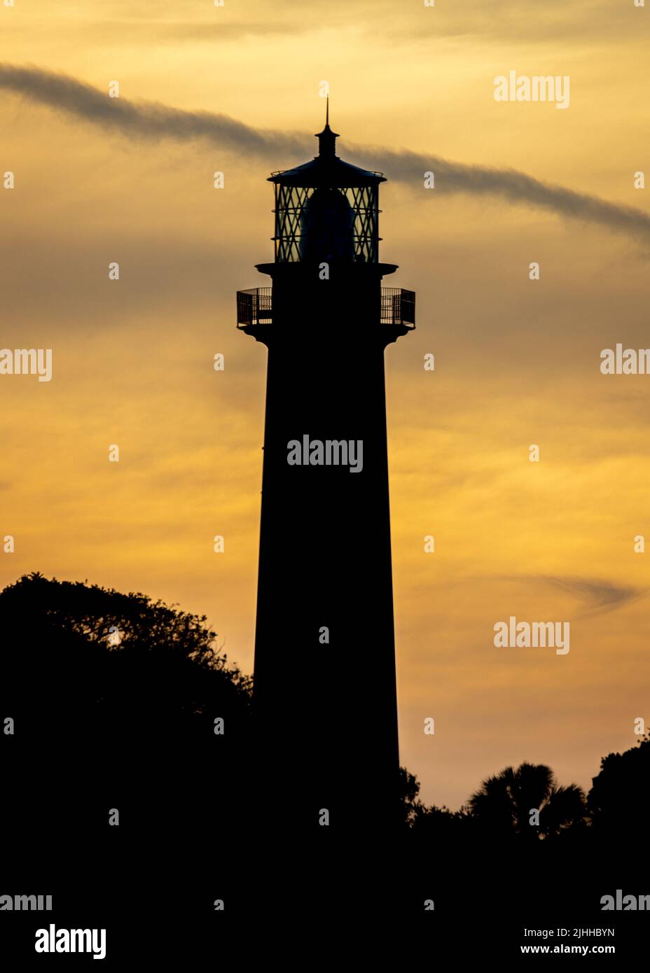 Un magnifique coucher de soleil sur le phare Banque D'Images