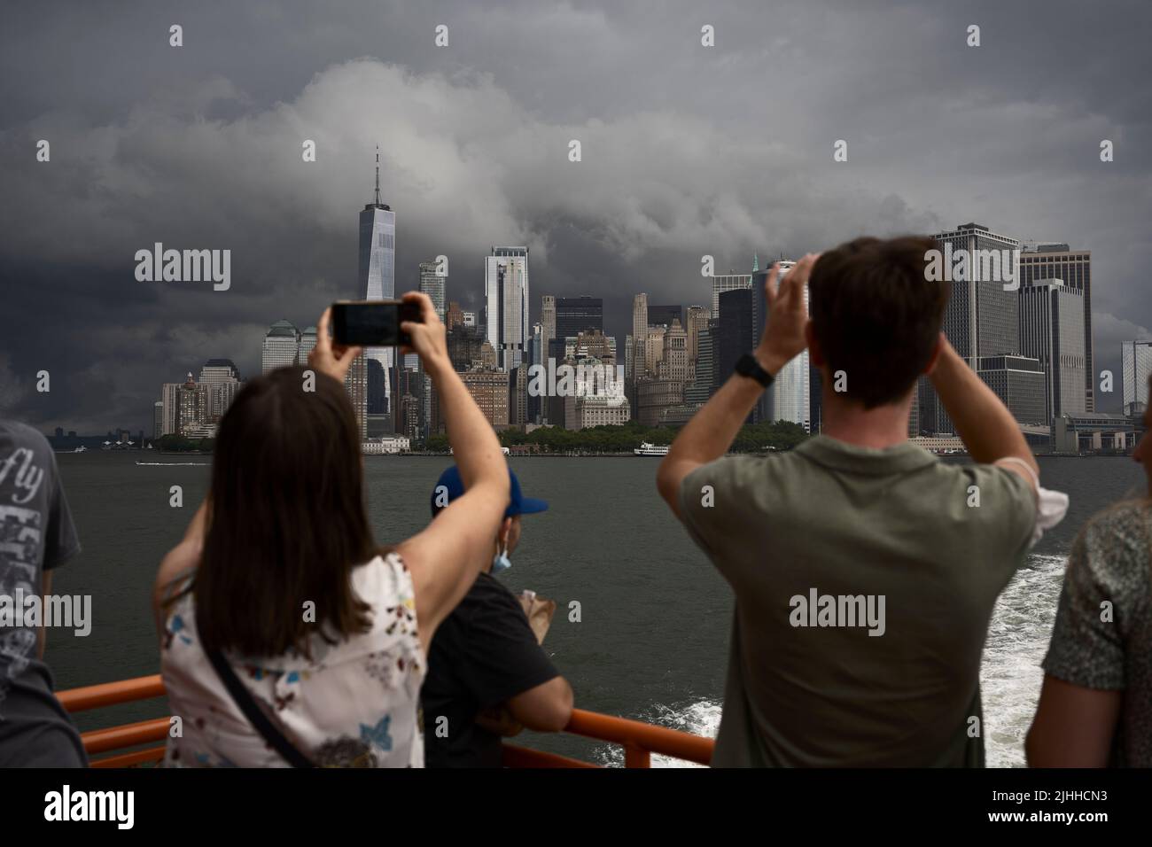 New York, États-Unis. 18 juillet 2022. Les passagers du ferry de Staten Island photographient des tempêtes spectaculaires au-dessus du bas de Manhattan alors que les prévisionnistes prédisent des températures supérieures à 90 degrés Fahrenheit (32 degrés Celsius) cette semaine Banque D'Images