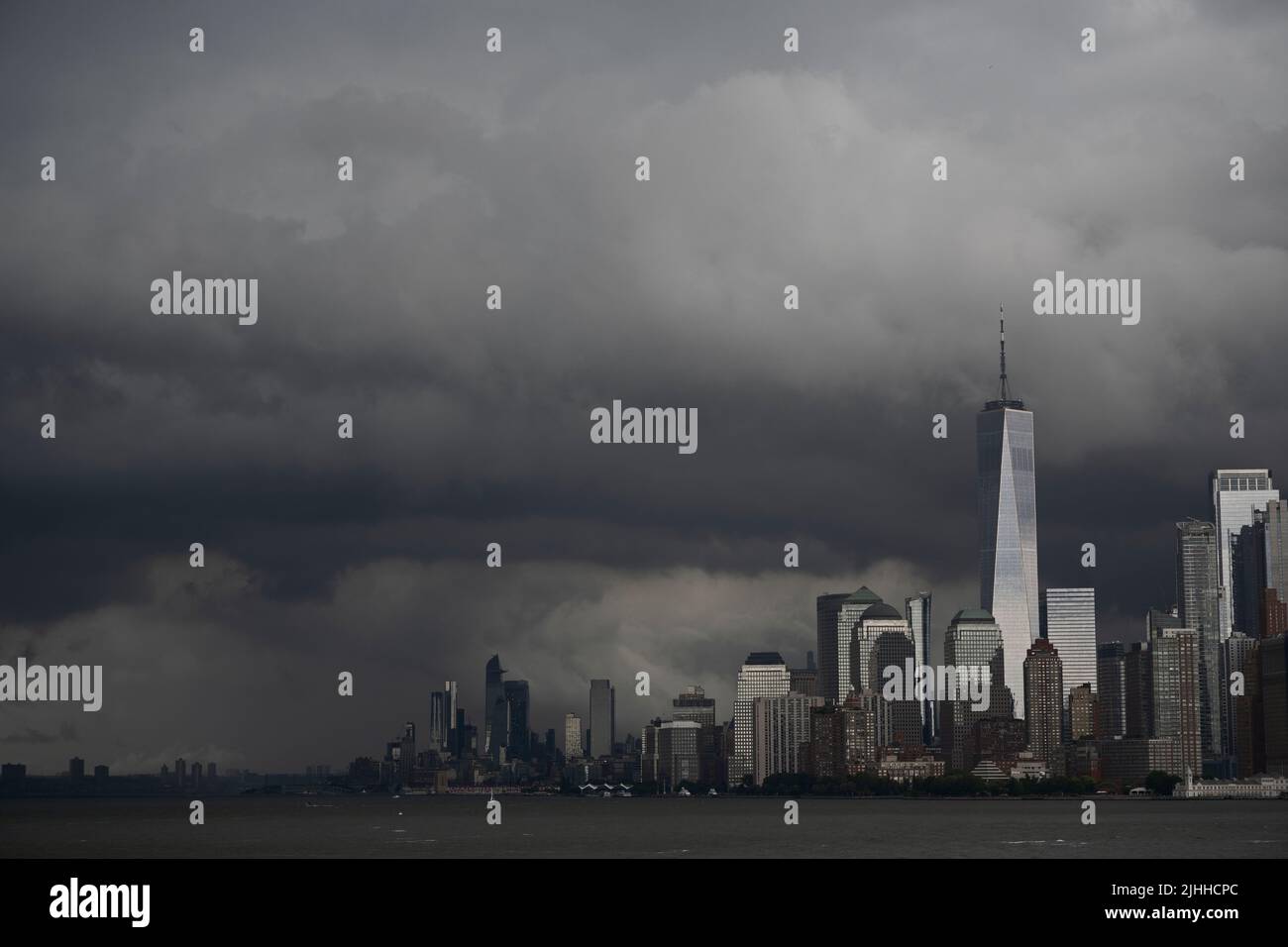 New York, États-Unis. 18 juillet 2022. Des nuages de tempête spectaculaires survolent Manhattan alors que les températures devraient dépasser 90 degrés Fahrenheit (32 degrés Celsius) cette semaine. Banque D'Images