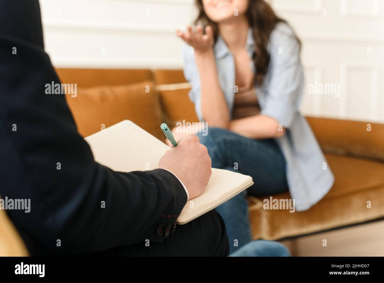 Femme souriante parlant à un psychologue masculin, se sentant positive, heureuse que ses problèmes soient résolus. Gros plan. Banque D'Images