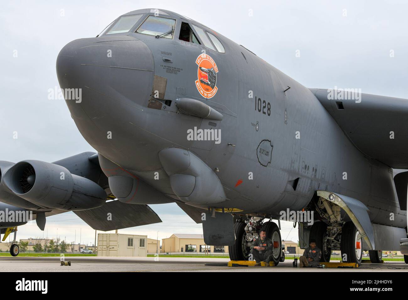 Une forteresse de B52H se trouve sur la piste de la base aérienne de Minot, Dakota du Nord, 7 juillet 2022. Le B-52H est un bombardier lourd à longue portée qui peut effectuer diverses missions et voler à des vitesses subsoniques élevées à des altitudes allant jusqu'à 50 000 pieds. (É.-U. Photo de la Force aérienne par A1c Alexander Nottingham) Banque D'Images