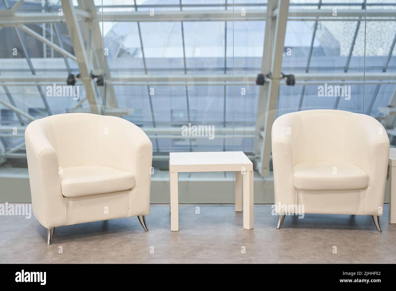 Deux fauteuils blancs avec une table basse sur le fond de la fenêtre. Un emplacement pour copier un modèle de fenêtre vide. Fauteuil rembourré classique près de la fenêtre dans la chambre. Photo de haute qualité Banque D'Images Deux fauteuils blancs avec une table basse sur le fond de la fenêtre. Un emplacement pour copier un modèle de fenêtre vide. Fauteuil rembourré classique près de la fenêtre dans la chambre. Photo de haute qualité Banque D'Images