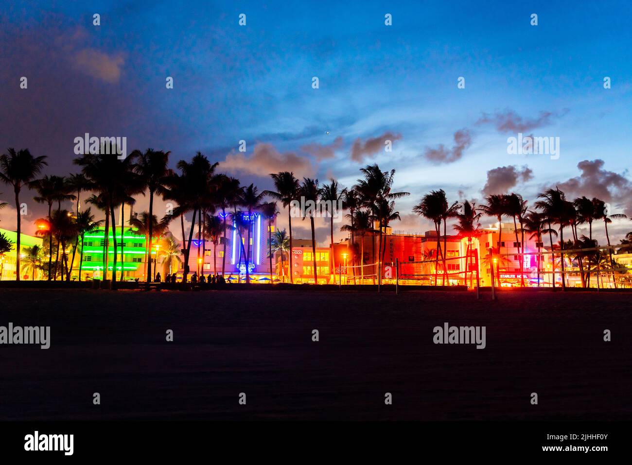 Miami Beach, États-Unis - 10 septembre 2019 : Ocean Drive à Miami Beach au coucher du soleil. Horizon de la ville avec palmiers au crépuscule. Art déco sur South Beach Banque D'Images