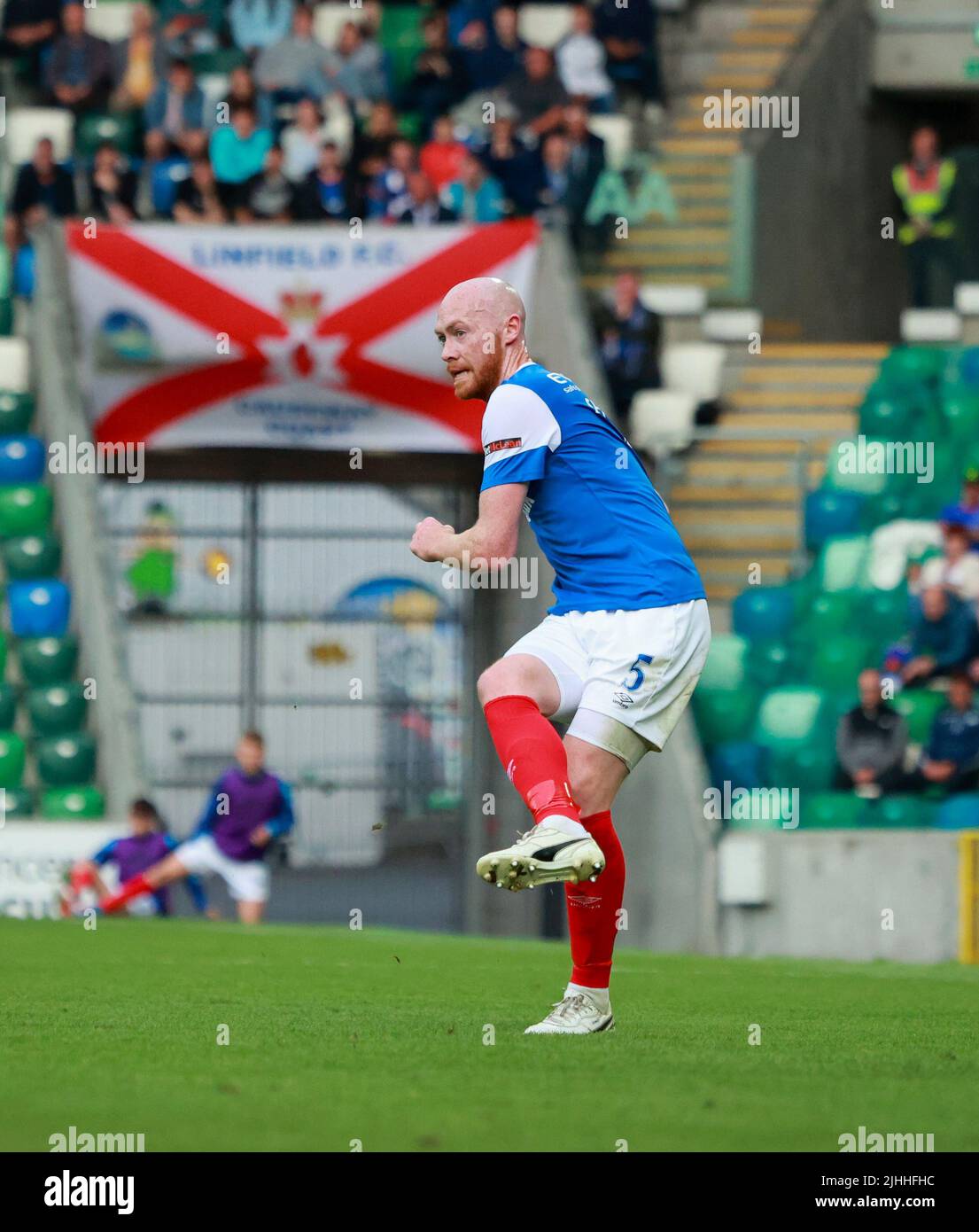 Windsor Park, Belfast, Irlande du Nord, Royaume-Uni. 13 juillet 2022. Première partie de qualification de la Ligue des champions de l'UEFA (deuxième partie) – Linfield contre TNS. Footballeur en action joueur de football de Linfield Chris Shields (5). Banque D'Images