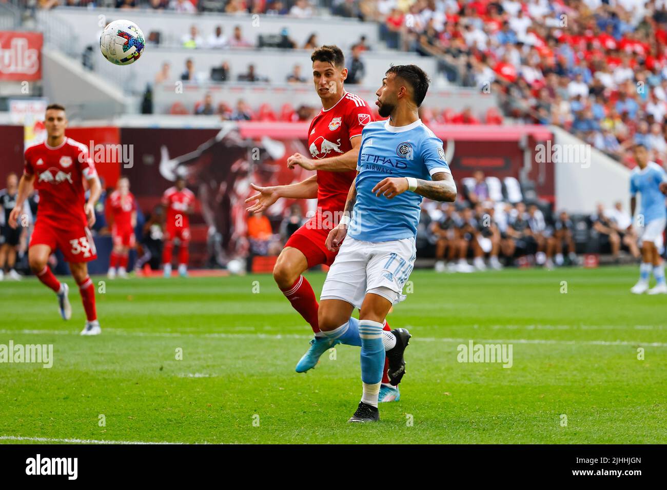 HARRISON, NJ - JUILLET 17 : Midfielder ValentÃ­n Castellanos du New York City FC (11) lors du match de football de la ligue majeure entre les Red Bulls de New York et le New York City FC sur 17 juillet 2022 à la Red Bull Arena de Harrison, New Jersey. (Credit image: © Rich Graessle/Icon SMI via ZUMA Press) Banque D'Images