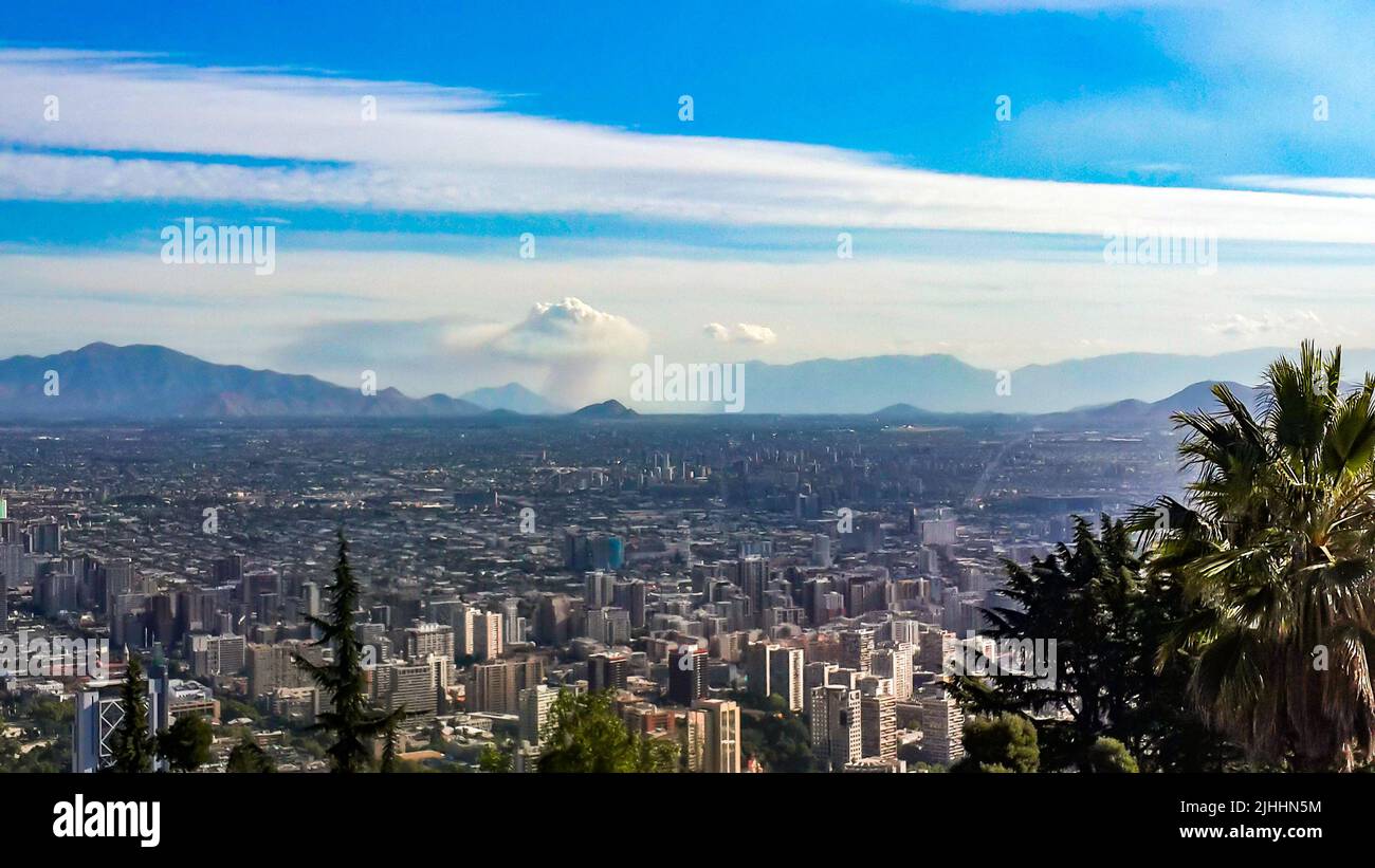 Horizon de Santiago du Chili. Photographié de Cerro San Cristobal par beau temps. Vue panoramique sur la ville latino-américaine de Santiago au Chili Banque D'Images