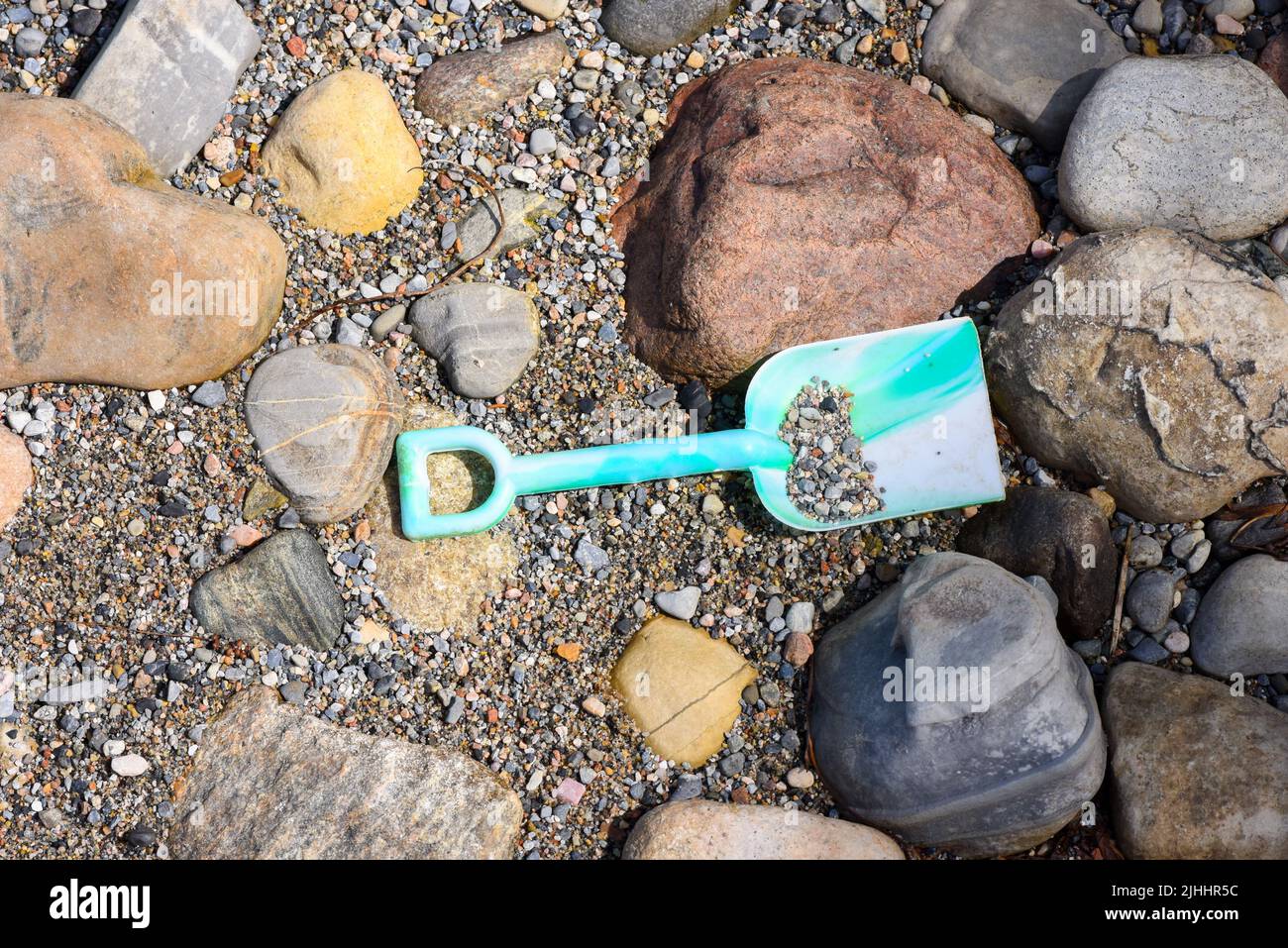 Pelle en plastique pour enfants sur une plage Banque D'Images