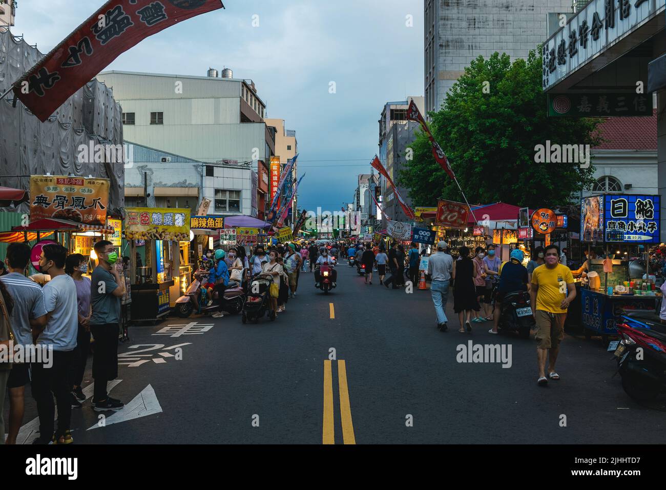 13 juillet 2022 : marché nocturne de Wenhua Road dans la ville de Chiayi, taïwan. C'est une zone piétonne où toutes sortes d'en-cas et de délices locaux peuvent être dégustés Banque D'Images