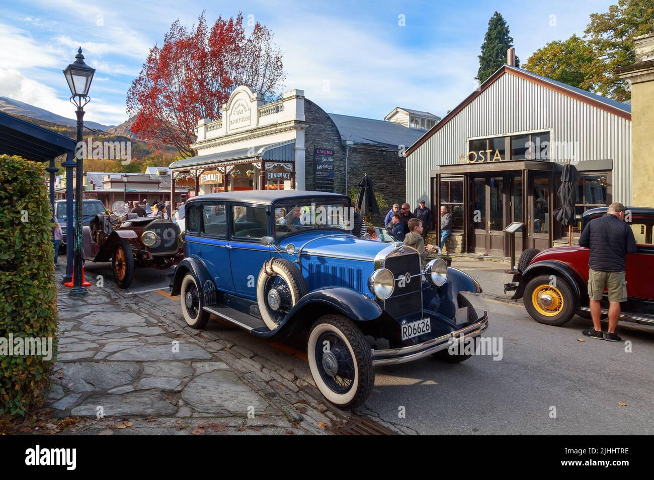 Voitures d'époque dans les rues de la ville historique d'Arrowtown, en Nouvelle-Zélande, pendant le festival d'automne de la ville Banque D'Images