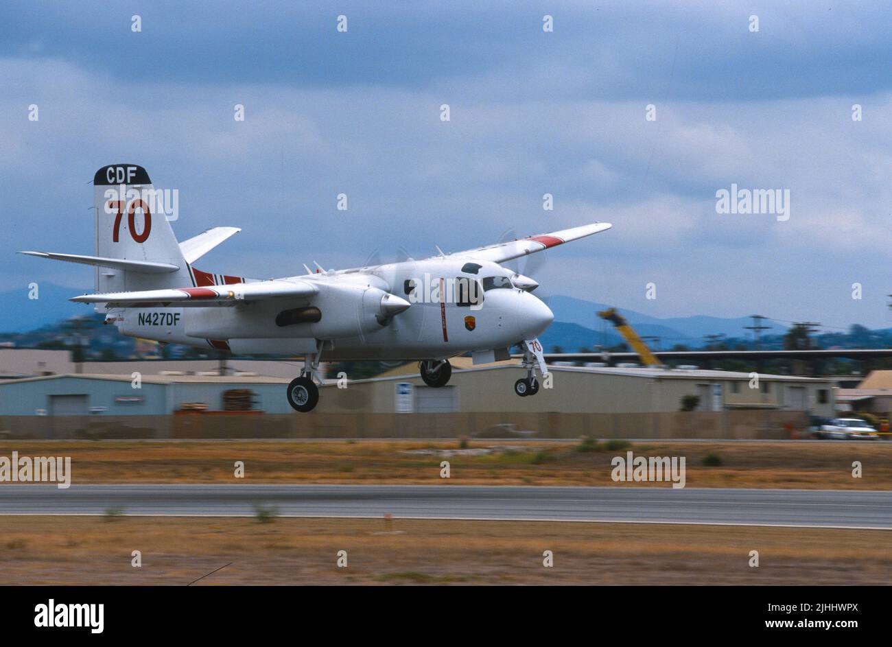 Le FDC Tanker 70 débarque à Gillespie Field, à El Cajon, en Californie Banque D'Images