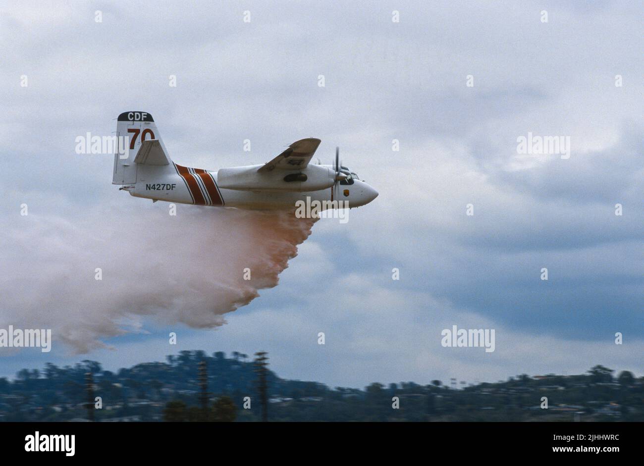 CDF Tanker 70 a simulé une chute ignifuge au cours d'une démonstration au champ de Gillespie à El Cajon, en Californie Banque D'Images