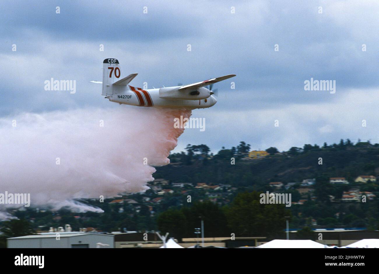 CDF Tanker 70 a simulé une chute ignifuge au cours d'une démonstration au champ de Gillespie à El Cajon, en Californie Banque D'Images