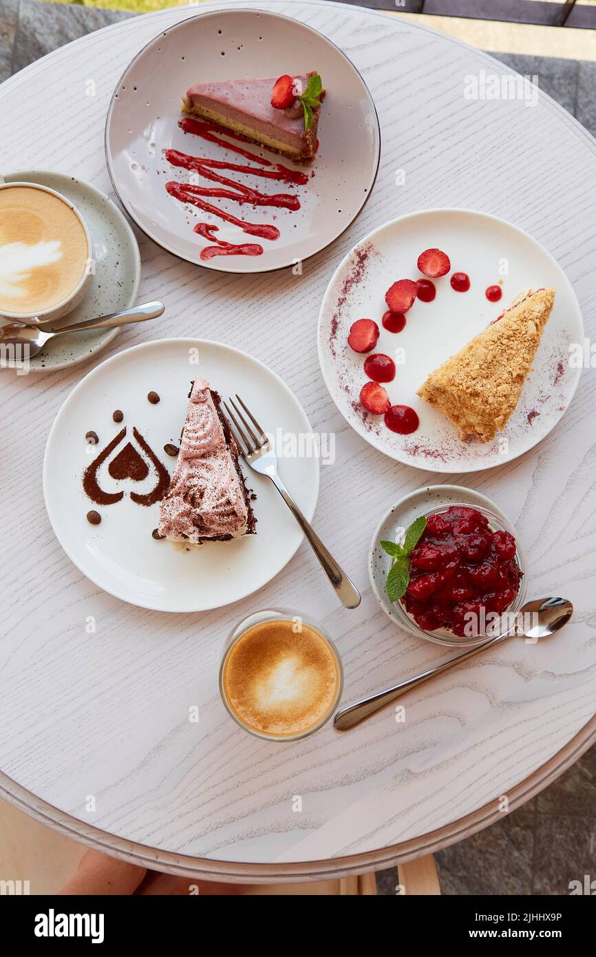 Légumes naturels, desserts en couches sains, gâteaux aux fruits frais et baies à l'extérieur. Célébration, assortiment de bonbons sur la terrasse. Banque D'Images