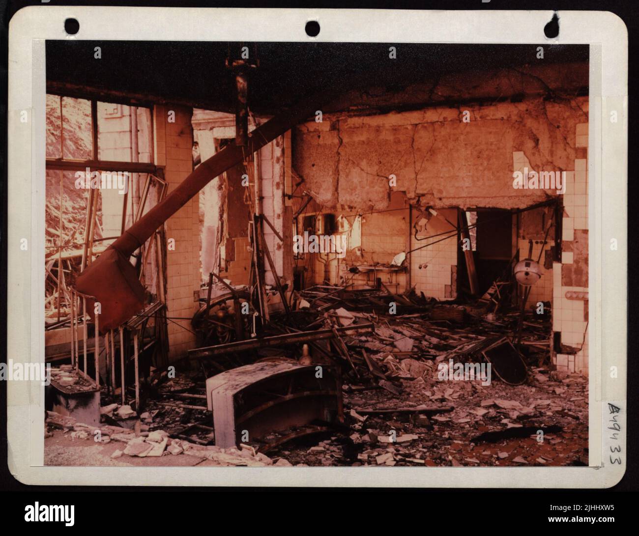 Bombe endommagée à l'intérieur de la salle d'opération de l'hôpital de Nagasaki, Nagasaki, Japon. Octobre 1946. Banque D'Images