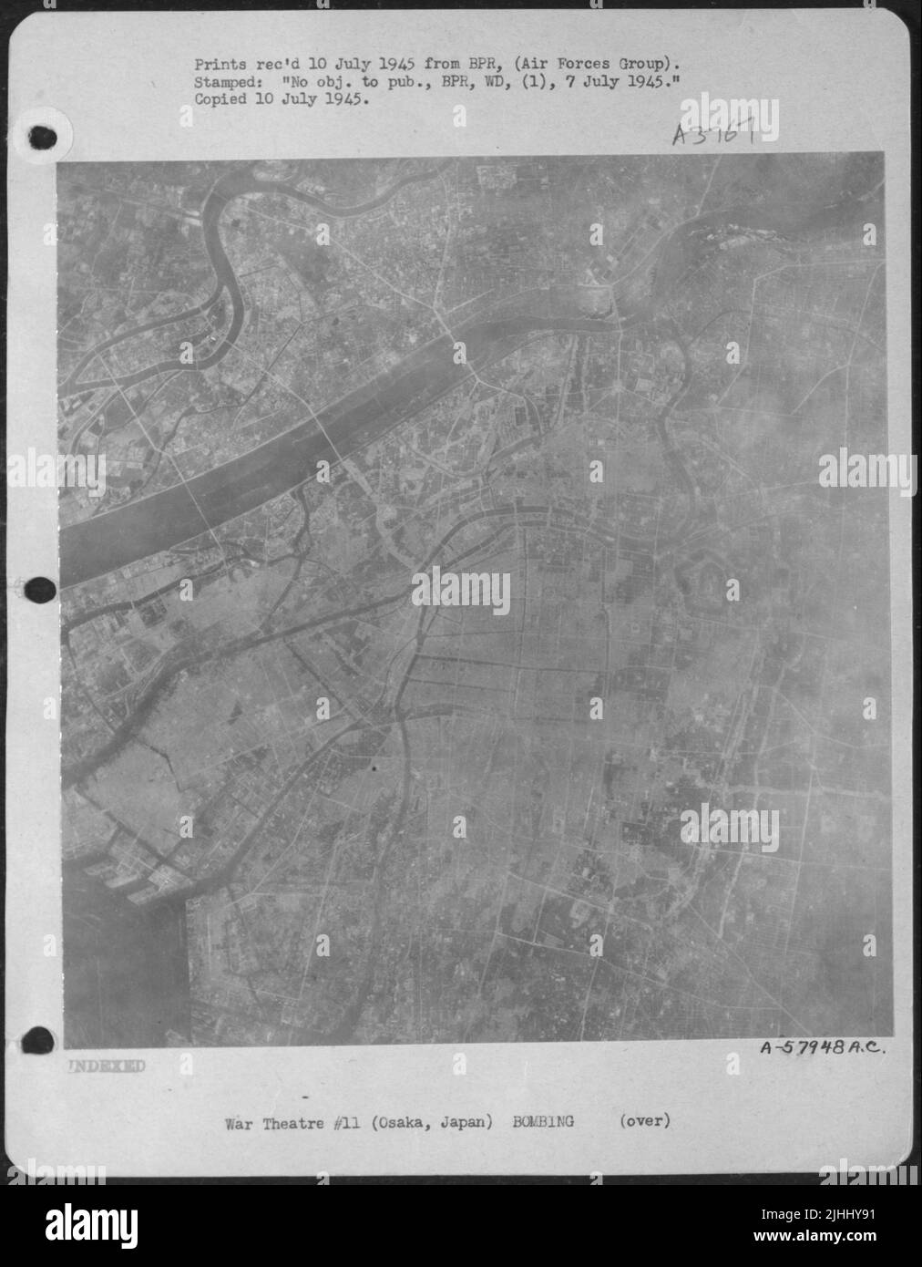 Après - cette photo prise d'Osaka, Japon sur 4 juin 1945 à partir de 30 000 pieds montre les zones brûlées à cette date. Les zones claires indiquent des dommages. Cette rivière Shin Yodo peut être clairement vue. Banque D'Images