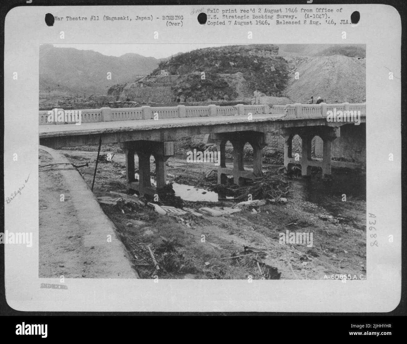 Pont Span traversant la rivière Urakami. Le Blast atomique a traversé le pont du côté gauche, soufflant les rampes en pierre dans le lit de la rivière en dessous. 16 octobre 1945. Banque D'Images