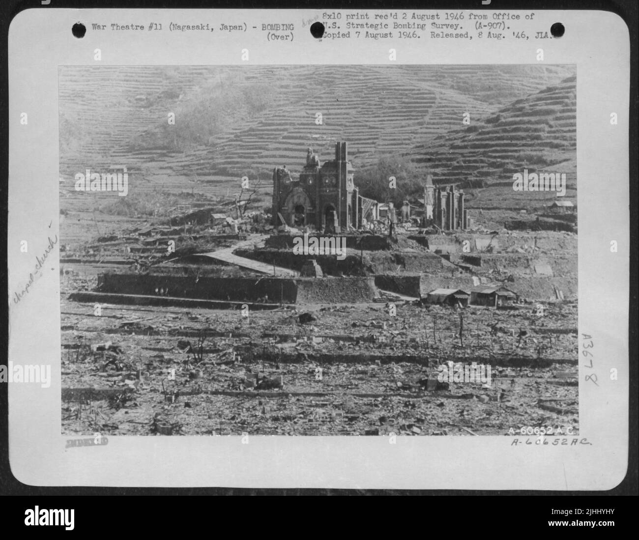 Panorama de la cathédrale catholique romaine d'Urakami après le bombardement atomique de Nagasaki, Japon. 16 octobre 1945. Banque D'Images