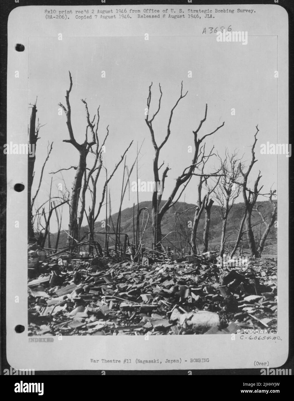 Une masse émiettée de tuiles de toit est tout ce qui reste d'Une maison japonaise près de Ground Zero. Ground Zero est la tache directement sous l'explosion de la bombe atomique. 15 octobre 1945. Banque D'Images