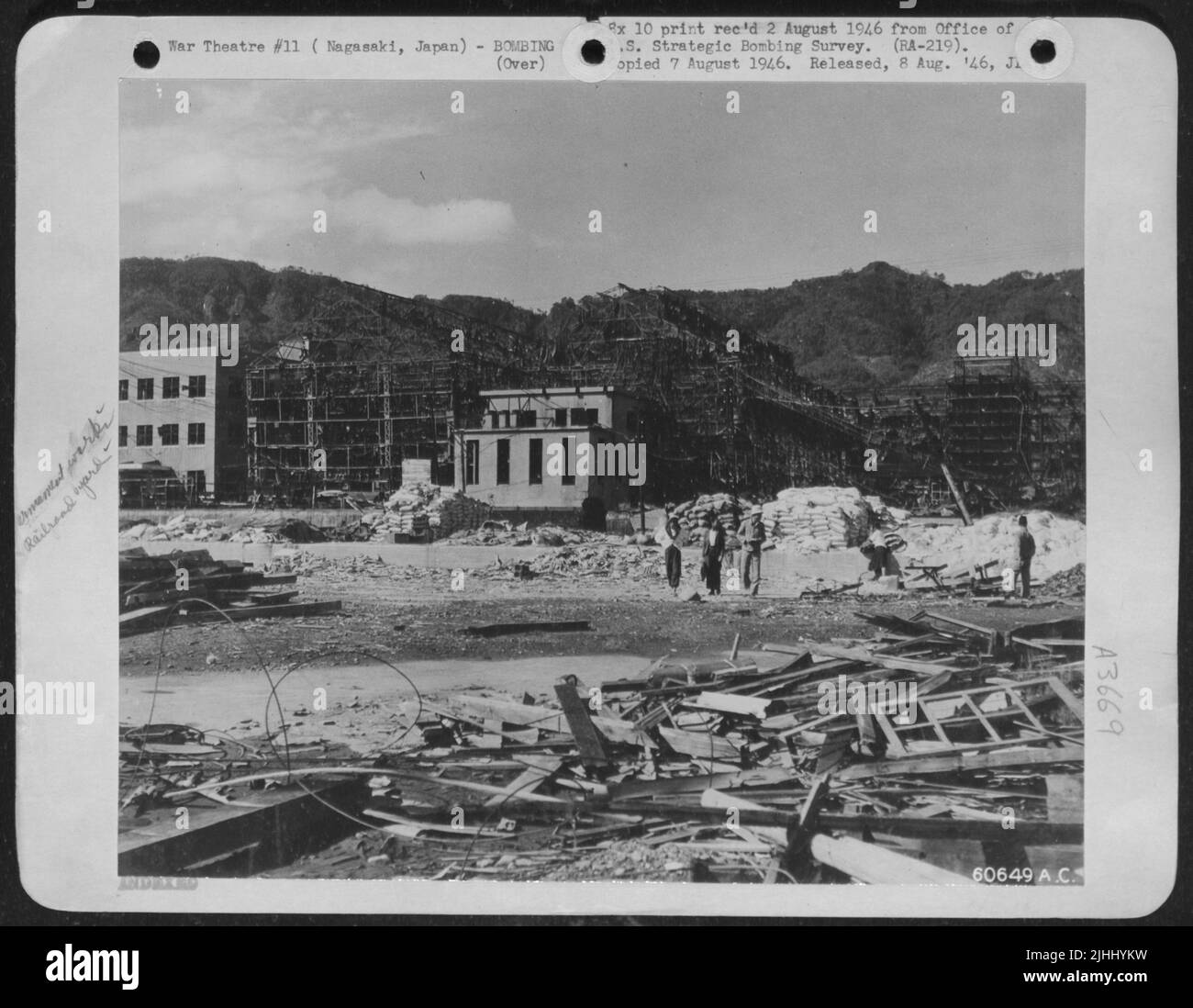 Seule la structure en acier reste de la Mitsubishi Arms Factory après le bombardement atomique de Nagasaki, Japon. Les débris de bois dans le Foreground sont les restes de la gare d'Urakami. 14 octobre 1945. Banque D'Images