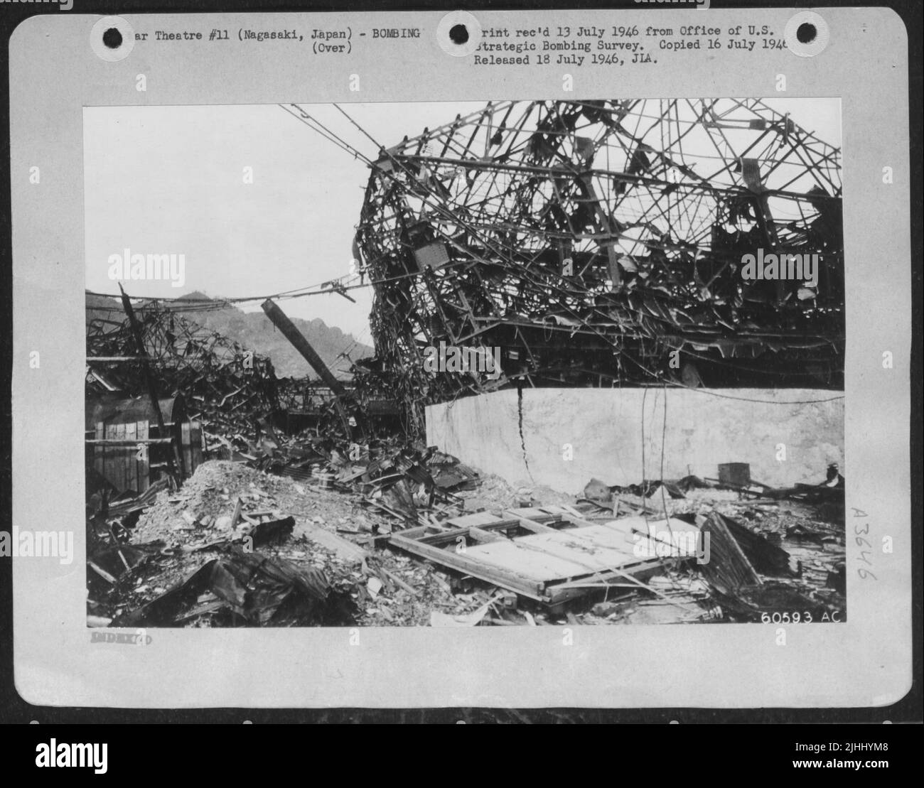 Bâtiment à ossature d'acier à environ 4 000 pieds au sud de Ground Zero dans Mitsubishi Steel and Arms Works déformé à la forme grotesque par Blast de la bombe atomique. Nagasaki, Japon. Banque D'Images