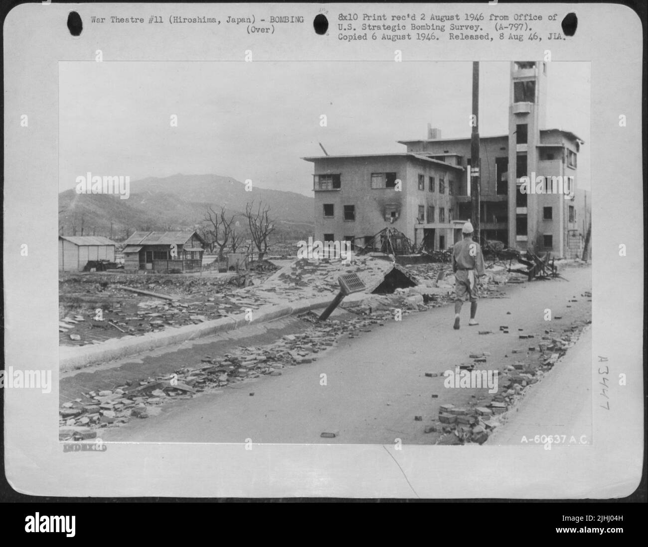 Une scène de rue montrant des dégâts à la bombe atomique à Hiroshima, au Japon. Notez comment le trottoir a été poussé vers le haut et Qu'Un tuyau de vidange colle à travers le pont. Les scientifiques disent que ce phénomène est dû au vide créé par la pression de la Blaste atomique. 3 octobre Banque D'Images