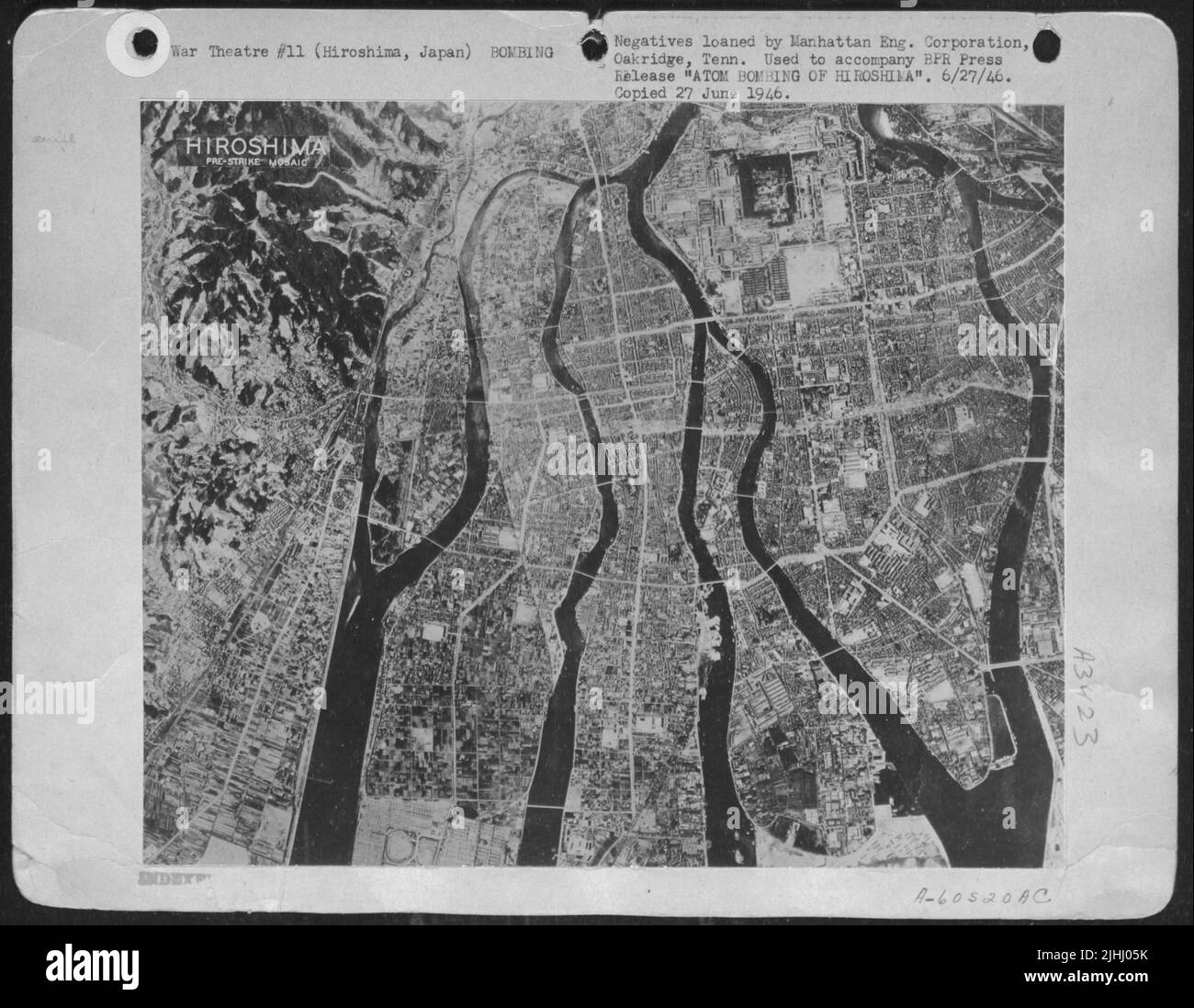 Bombe atomique d'Hiroshima. Vue aérienne d'Hiroshima avant la frappe montrant la haute densité de la zone bâtie. Les voies d'incendie dédouanées par les Japonais sont clairement visibles. Banque D'Images