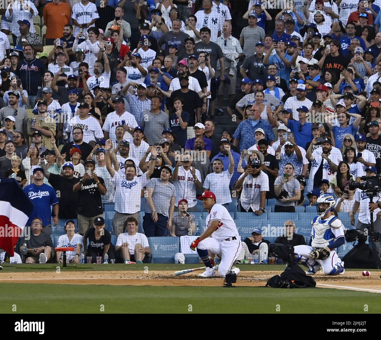 Los Angeles, États-Unis. 19th juillet 2022. Juan Soto, star des Washington, tombe à genoux après avoir tenu la rookie Julio Rodriguez 19-18 de Seattle Mariners en finale, pour gagner son premier Derby de course à domicile MLB au stade Dodger de Los Angeles lundi, 18 juillet 2022. Photo de Jim Ruymen/UPI crédit: UPI/Alay Live News Banque D'Images