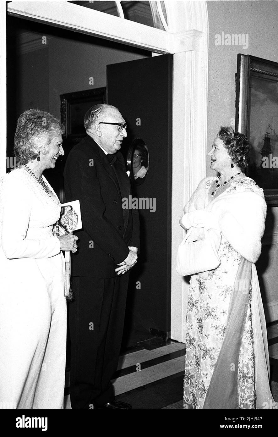 Photo du dossier datée du 29/03/72 de Sir William Walton, le compositeur, célébrant son anniversaire de 70th avec une fête au n° 10 Downing Street, avec la Reine mère parmi les invités. Le célèbre compositeur britannique aimé par la famille royale a secrètement cherché à obtenir l'aide de l'État pour lui fournir des quantités illégales de drogues contrôlées, ont révélé des articles précédemment classés. Sir William, dont la composition bien connue de Crown Imperial a été utilisée dans le couronnement de la Reine en 1953 et les célébrations du Jubilé de platine cette année, a été dit être « très dépendant » de Ritalin, couramment utilisé pour traiter le TDAH. Date de publication : mardi 1 juillet Banque D'Images