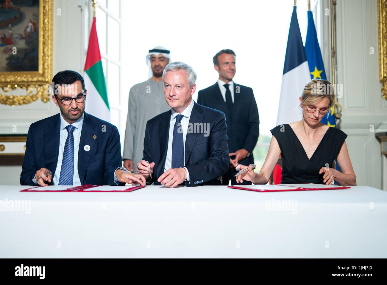 Paris, France, 18 juillet 2022. Le président français Emmanuel Macron et le président des Émirats arabes Unis Sheikh Mohammed Bin Zayed regardent le ministre de l'Industrie des Émirats arabes Unis Sultan Ahmed Al Jaber et le ministre français des Finances Bruno le Maire signent des documents lors d'une cérémonie de signature avant un dîner d'État au Grand Trianon près du château de Versailles, au sud-ouest de Paris, sur 18 juillet 2022. Photo par Romain Gaillard/Pool/ABACAPRESS.COM Banque D'Images