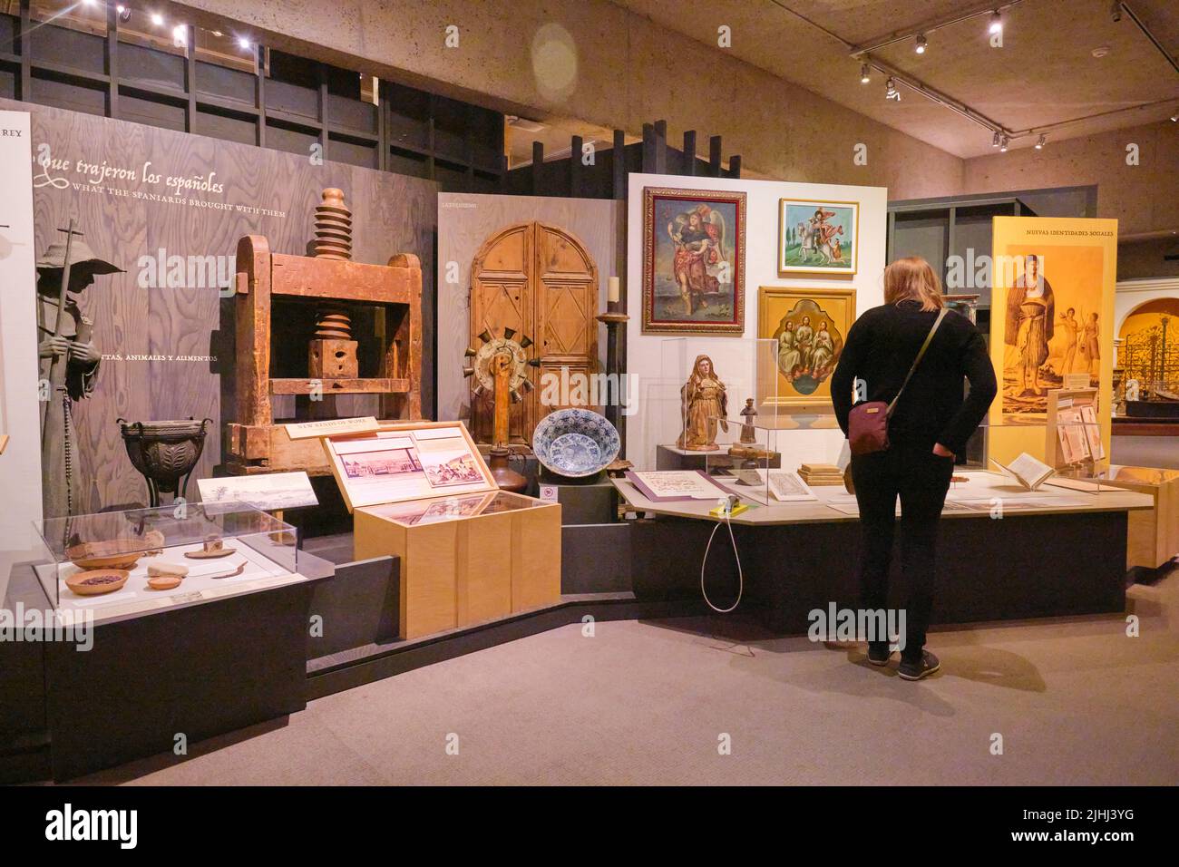 Une exposition de divers objets que les Espagnols ont apporté avec eux en Californie. Au musée d'art d'Oakland à Oakland, Californie. Banque D'Images