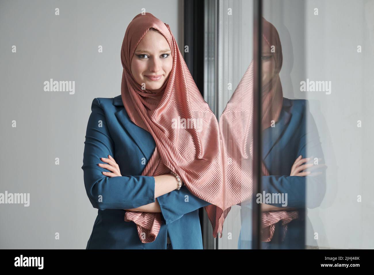 Portrait d'une jeune femme d'affaires portant le hijab au bureau près d'une fenêtre. Banque D'Images