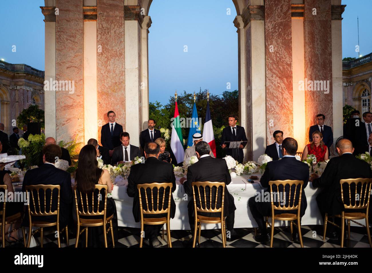 Le président français Emmanuel Macron et le président des Émirats arabes Unis Sheikh Mohammed Bin Zayed participent à un dîner d’État dans le domaine du Grand Trianon, près du château de Versailles, au sud-ouest de Paris, sur 18 juillet 2022. Photo par Romain Gaillard/Pool/ABACAPRESS.COM Banque D'Images