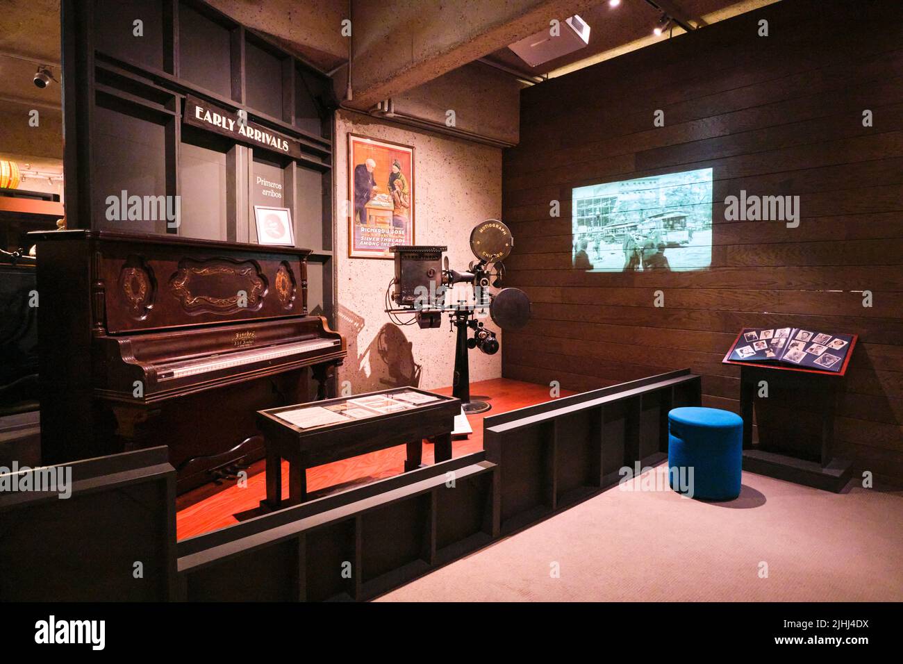 Affichage à l'ère du film silencieux à Hollywood, avec piano pour la musique et projecteur de film. Au musée d'art d'Oakland à Oakland, Californie. Banque D'Images