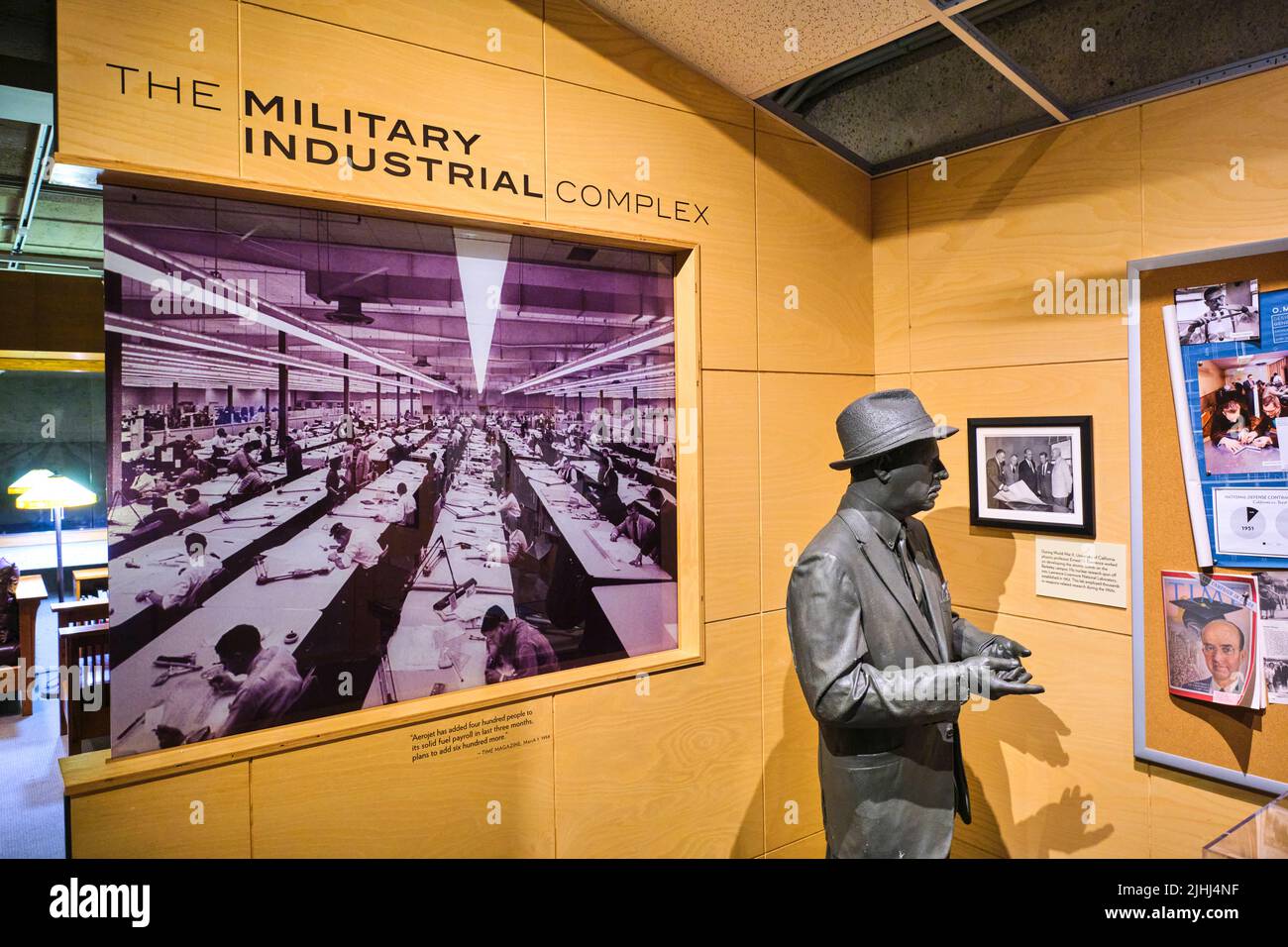 Exposition des affaires de l'industrie de la défense, connue sous le nom de complexe industriel militaire. Au musée d'art d'Oakland à Oakland, Californie. Banque D'Images