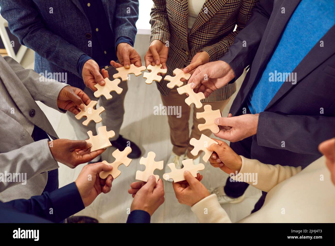 Équipe de gens d'affaires avec des pièces de puzzle trouver une solution au problème ensemble Banque D'Images