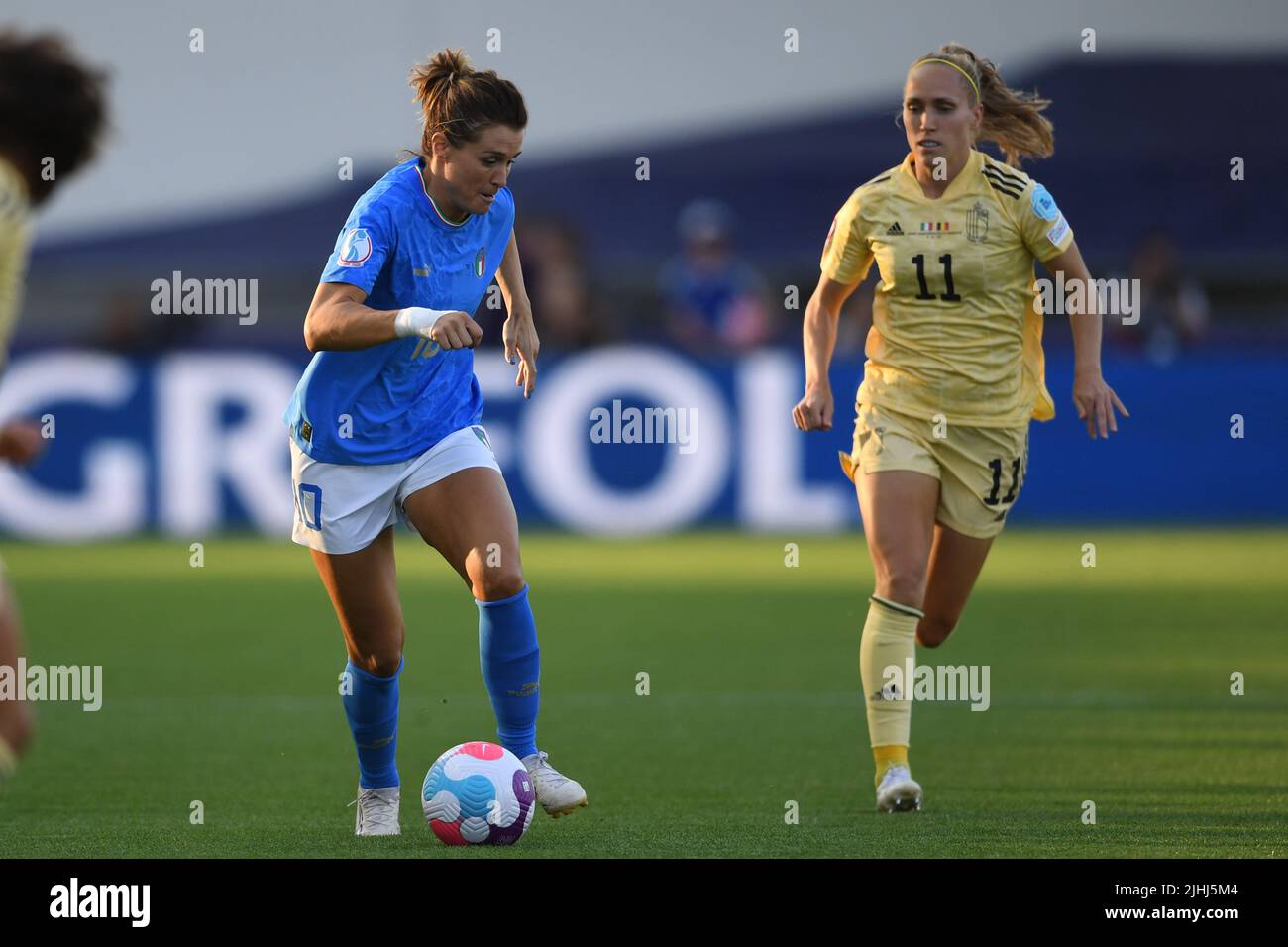 Cristiana Girelli (femmes d'Italie)Janice Cayman (femmes de Belgique) lors du match des femmes de l'UEFA Euro Angleterre 2022 entre l'Italie 0-1 Belgique au stade de l'Académie de la ville de Manchester sur 18 juillet 2022 à Manchester, en Angleterre. Credit: Maurizio Borsari/AFLO/Alay Live News Banque D'Images