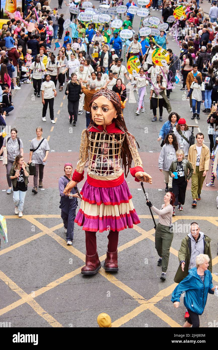Manchester Day Parade 2022 dans le centre-ville de Manchester célèbre marionnette de réfugiés de Little Amal se produit à travers le festival et rejoint la marche Banque D'Images