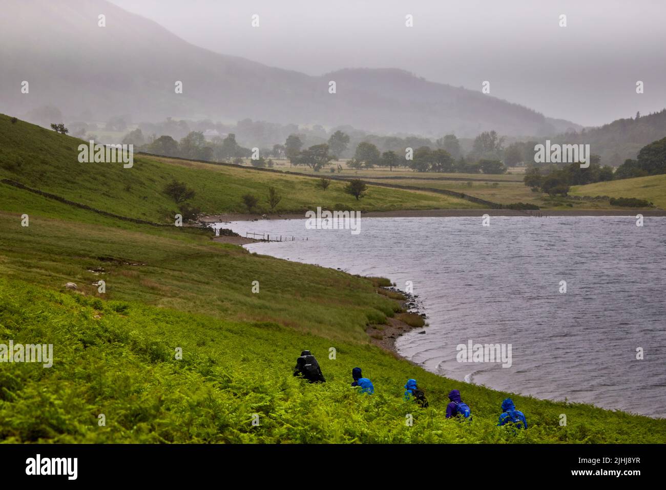 La promenade de pub dans le Lake District, Cumbria dans le nord-ouest de l'Angleterre, Walkers passant sur les rives de Crummock Water Banque D'Images