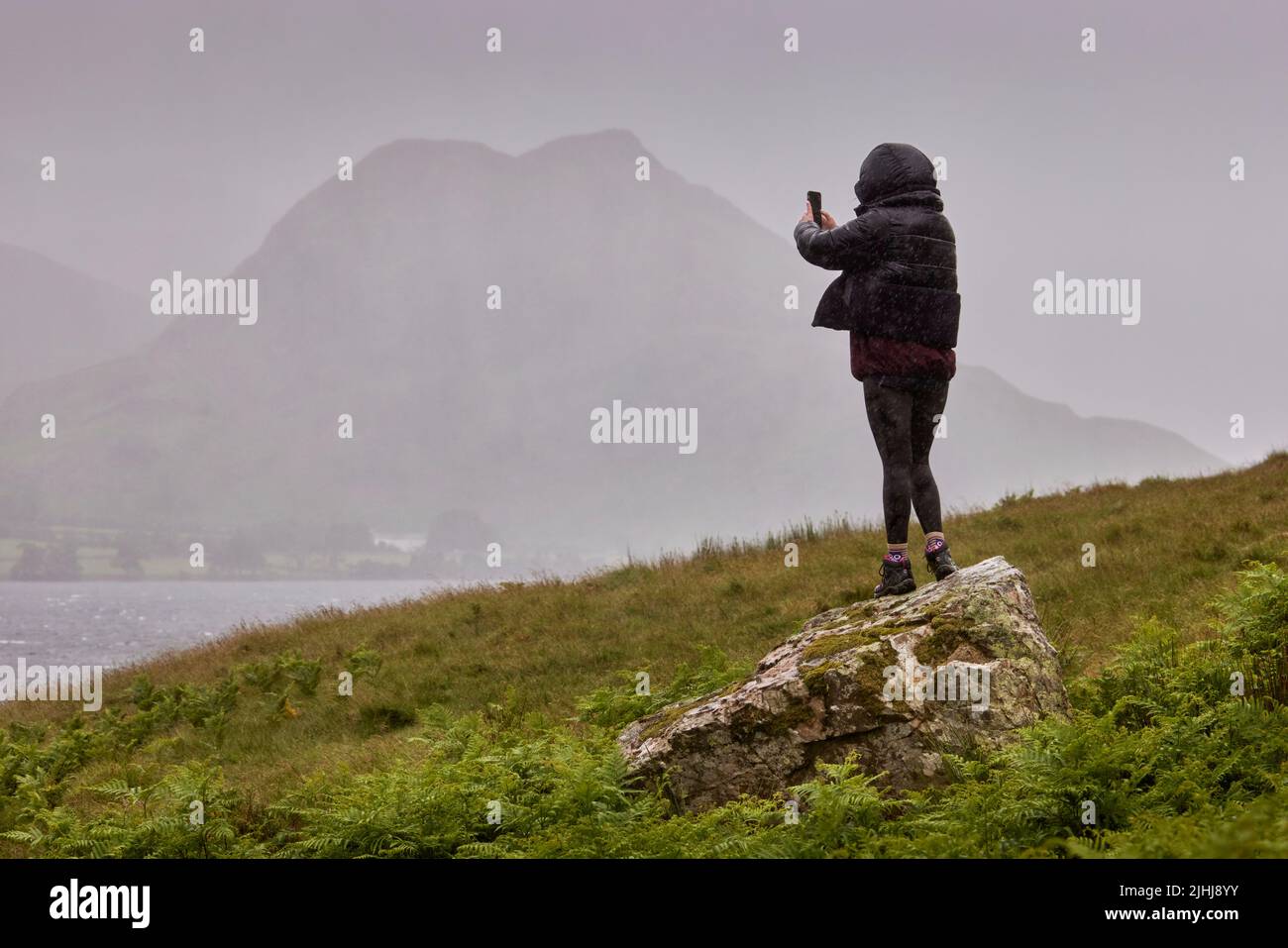 La promenade de pub dans le Lake District, Cumbria dans le nord-ouest de l'Angleterre, les rives de Crummock Water, avec la petite montagne Rannerdale Knotts dans le distanc Banque D'Images